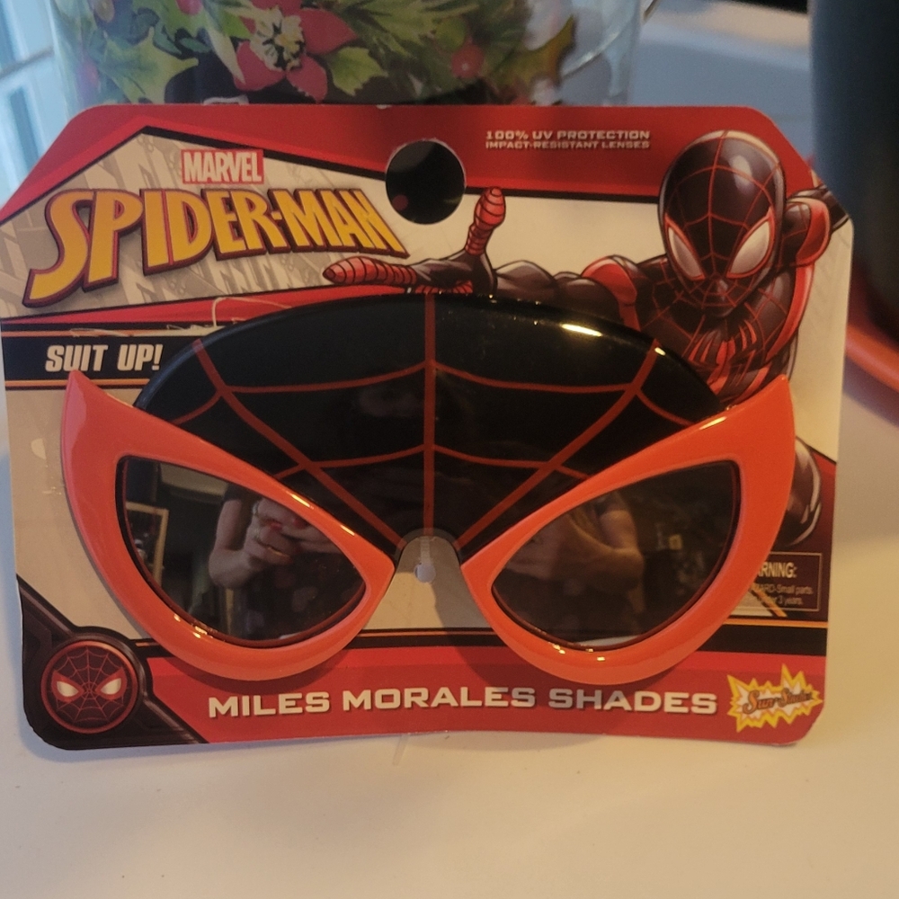 Kids Spiderman mirrored sunglasses NEW ON CARD.